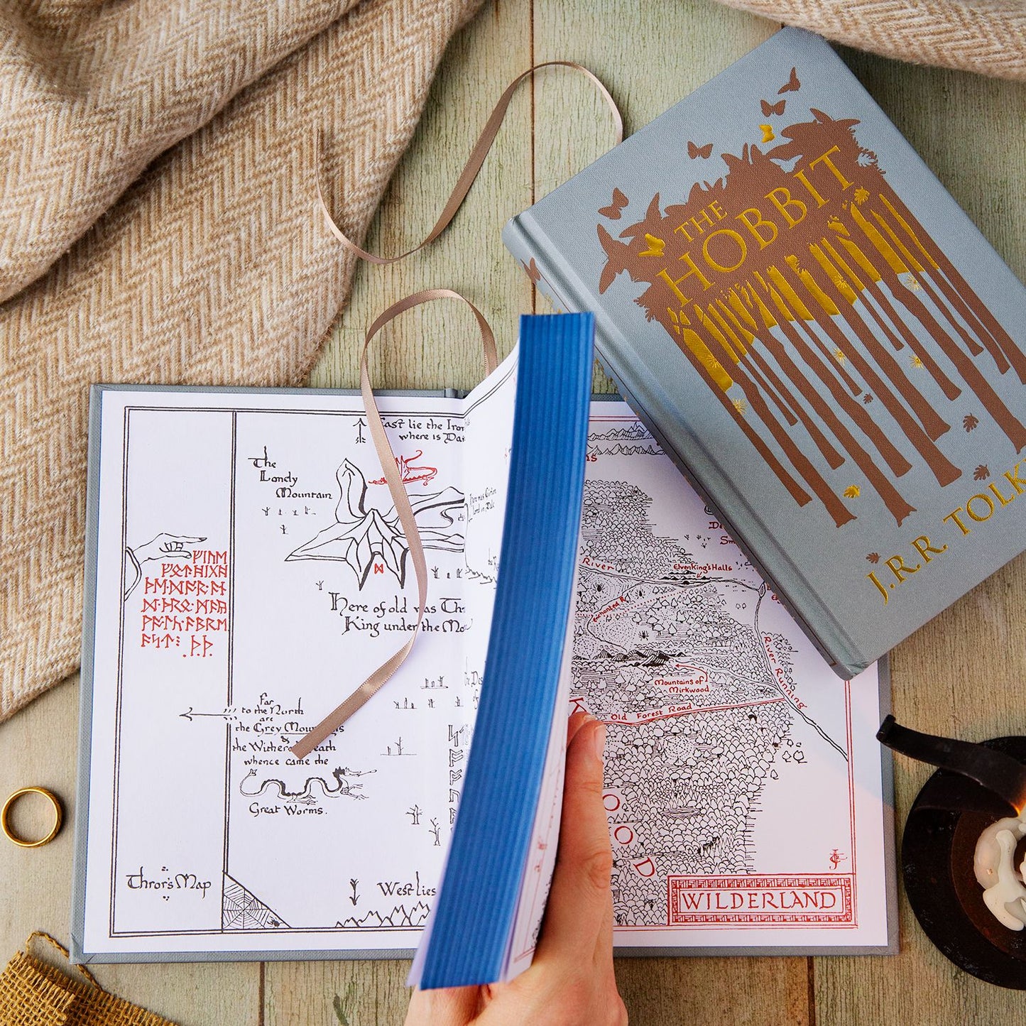 The Hobbit Collector's Edition: Illustrated by J.R.R. Tolkien