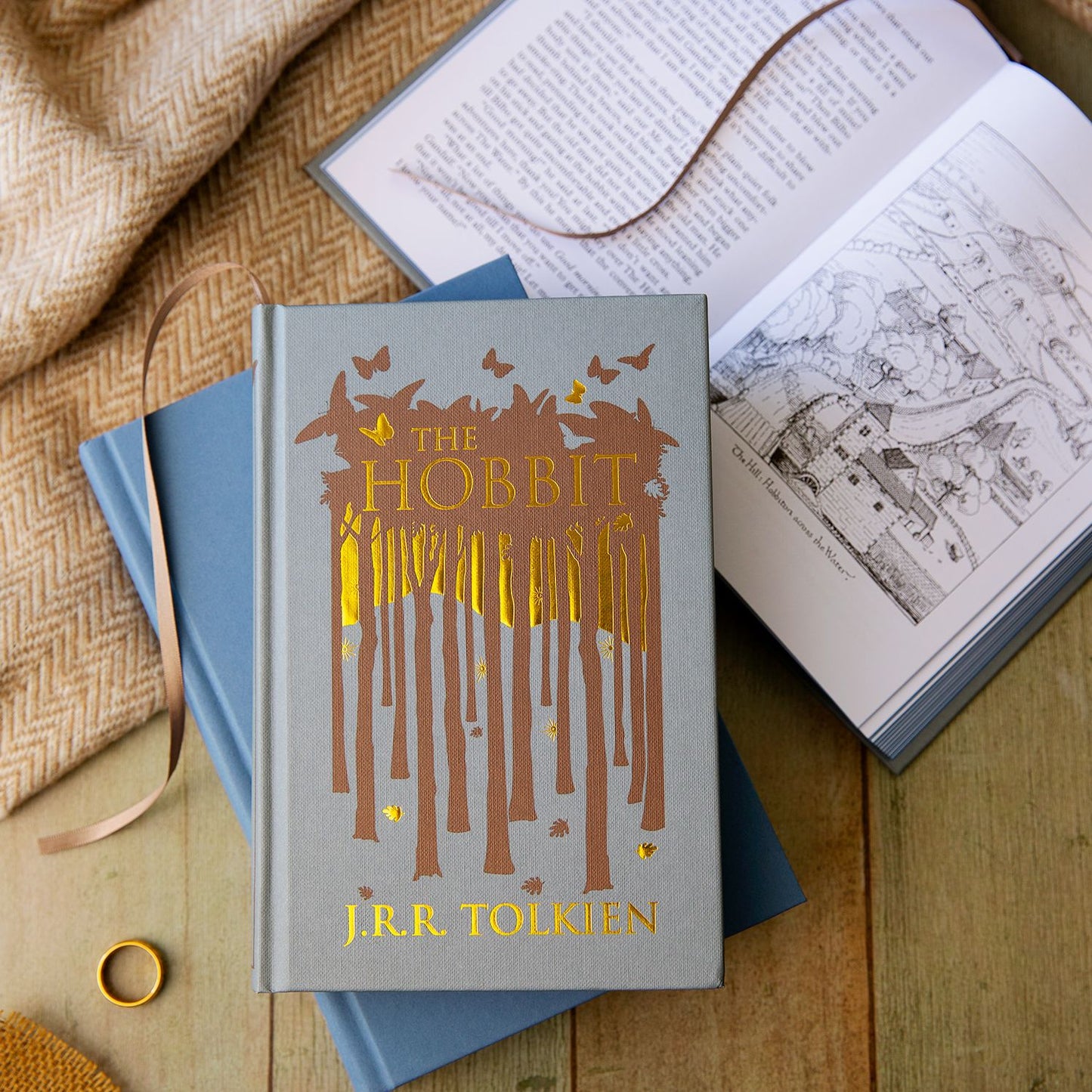 The Hobbit Collector's Edition: Illustrated by J.R.R. Tolkien